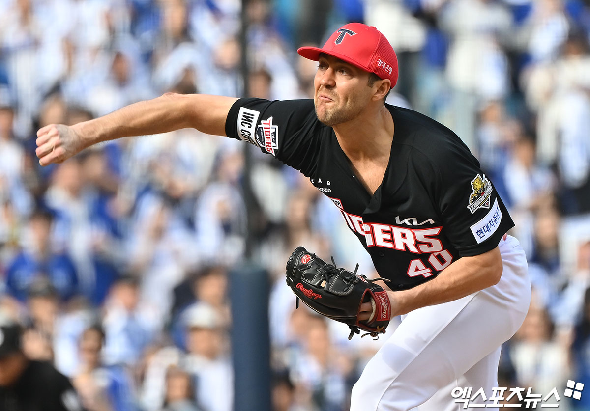 26일 오후 대구삼성라이온즈파크에서 열린 '2024 신한 SOL Bank KBO 한국시리즈' KIA 타이거즈와 삼성 라이온즈의 4차전 경기, 1회말 KIA 선발투수 네일이 공을 힘차게 던지고 있다. 대구, 김한준 기자