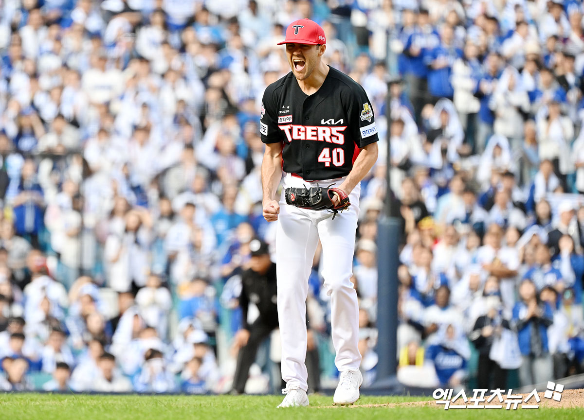 26일 오후 대구삼성라이온즈파크에서 열린 '2024 신한 SOL Bank KBO 한국시리즈' KIA 타이거즈와 삼성 라이온즈의 4차전 경기, 1회말 수비를 마친 KIA 선발투수 네일이 포효하고 있다. 대구, 김한준 기자