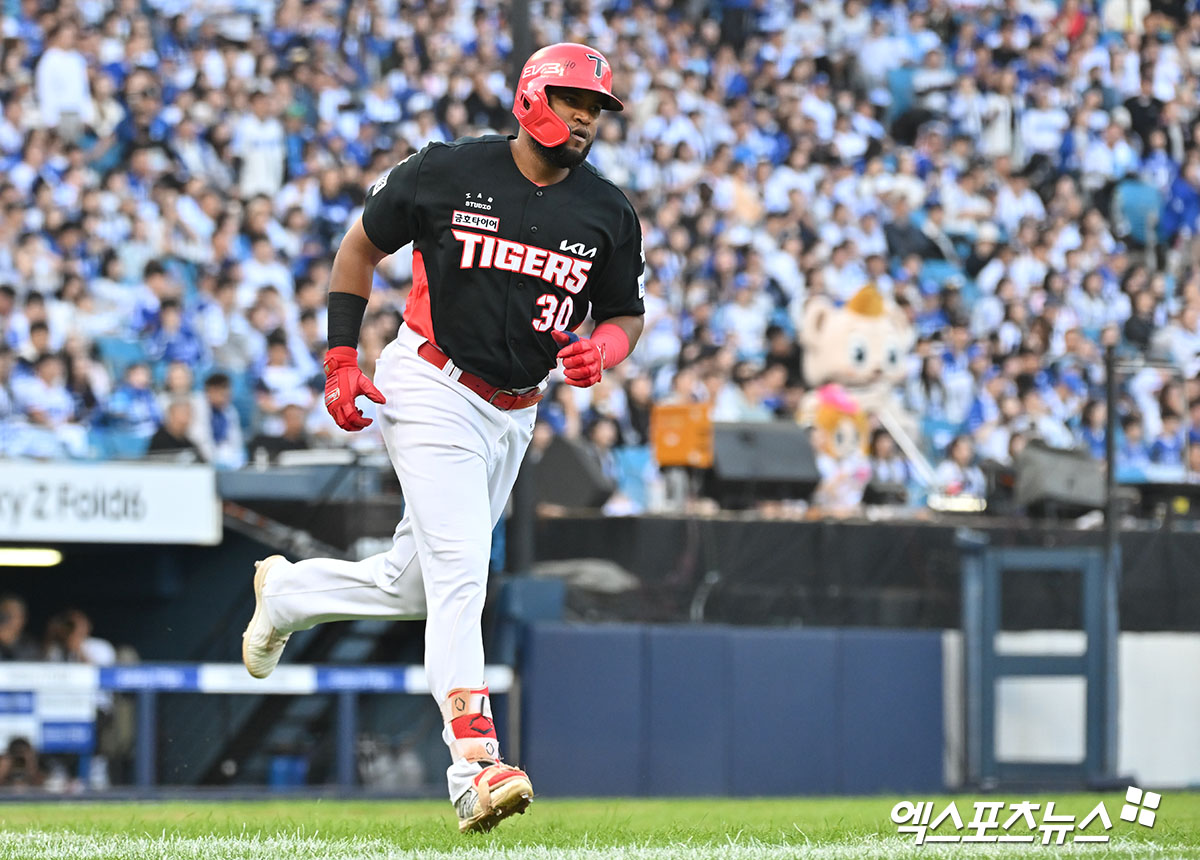 26일 오후 대구삼성라이온즈파크에서 열린 '2024 신한 SOL Bank KBO 한국시리즈' KIA 타이거즈와 삼성 라이온즈의 4차전 경기, 6회초 1사 1루 KIA 소크라테스가 투런 홈런을 날린 후 그라운드를 돌고 있다. 대구, 김한준 기자