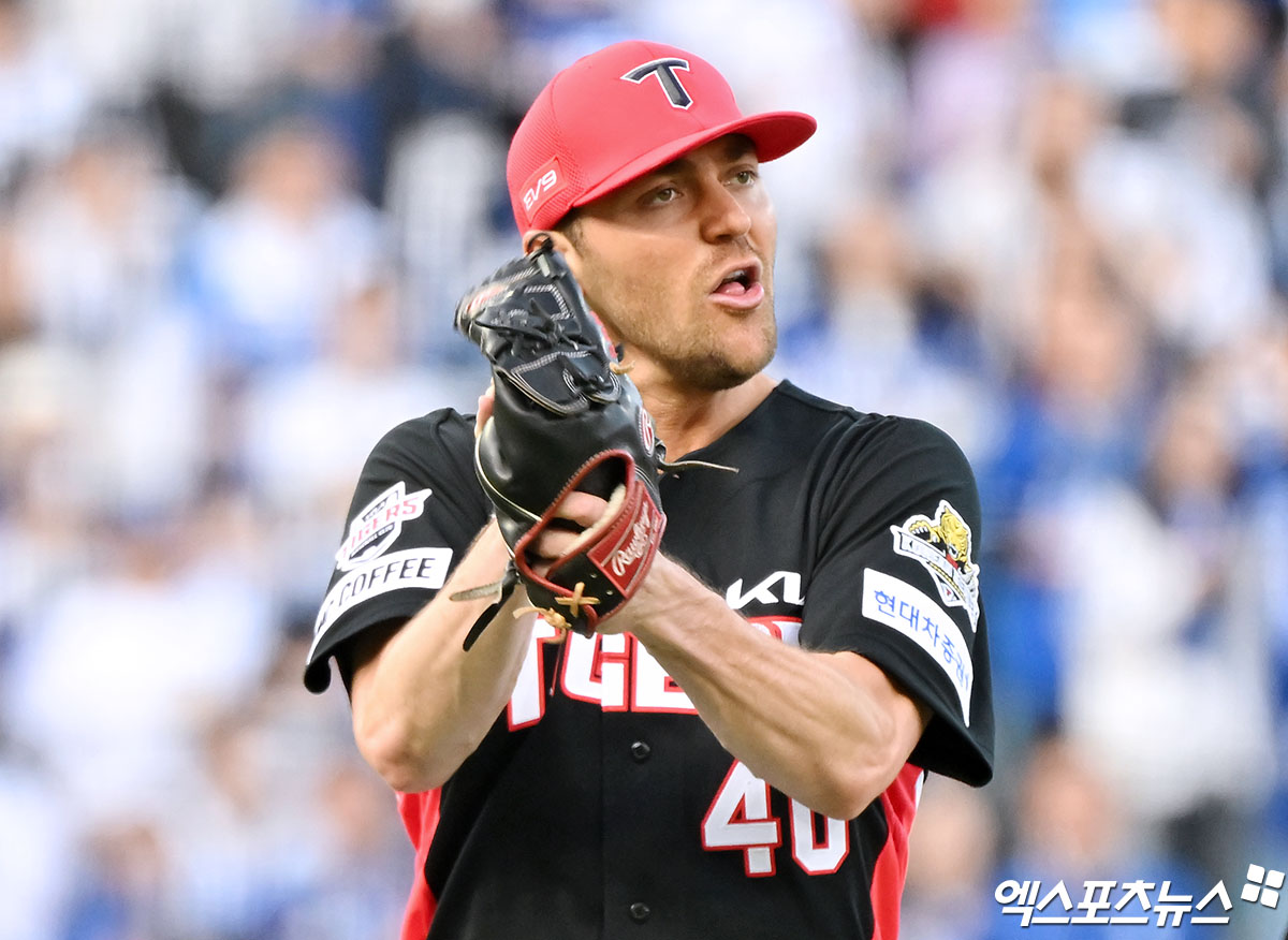 26일 오후 대구삼성라이온즈파크에서 열린 '2024 신한 SOL Bank KBO 한국시리즈' KIA 타이거즈와 삼성 라이온즈의 4차전 경기, 6회말 2사 2루 KIA 네일이 마운드를 내려오고 있다. 대구, 김한준 기자