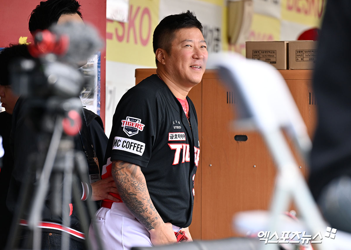 26일 오후 대구삼성라이온즈파크에서 열린 '2024 신한 SOL Bank KBO 한국시리즈' KIA 타이거즈와 삼성 라이온즈의 4차전 경기, KIA 최형우가 더그아웃에서 그라운드를 지켜보고 있다. 광주, 김한준 기자