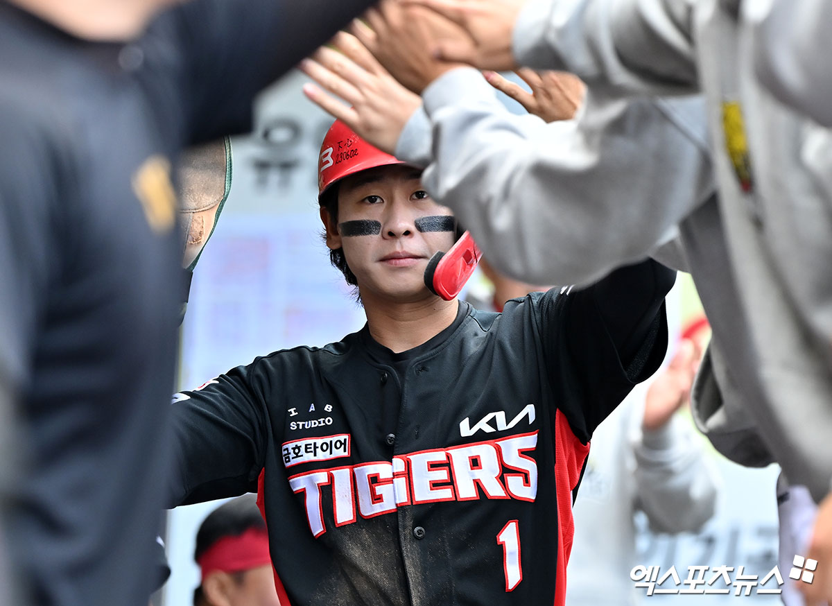 26일 오후 대구삼성라이온즈파크에서 열린 '2024 신한 SOL Bank KBO 한국시리즈' KIA 타이거즈와 삼성 라이온즈의 4차전 경기, 1회초 1사 2,3루 KIA 박찬호가 나성범의 내야땅볼때 득점에 성공하고 있다. 광주, 김한준 기자