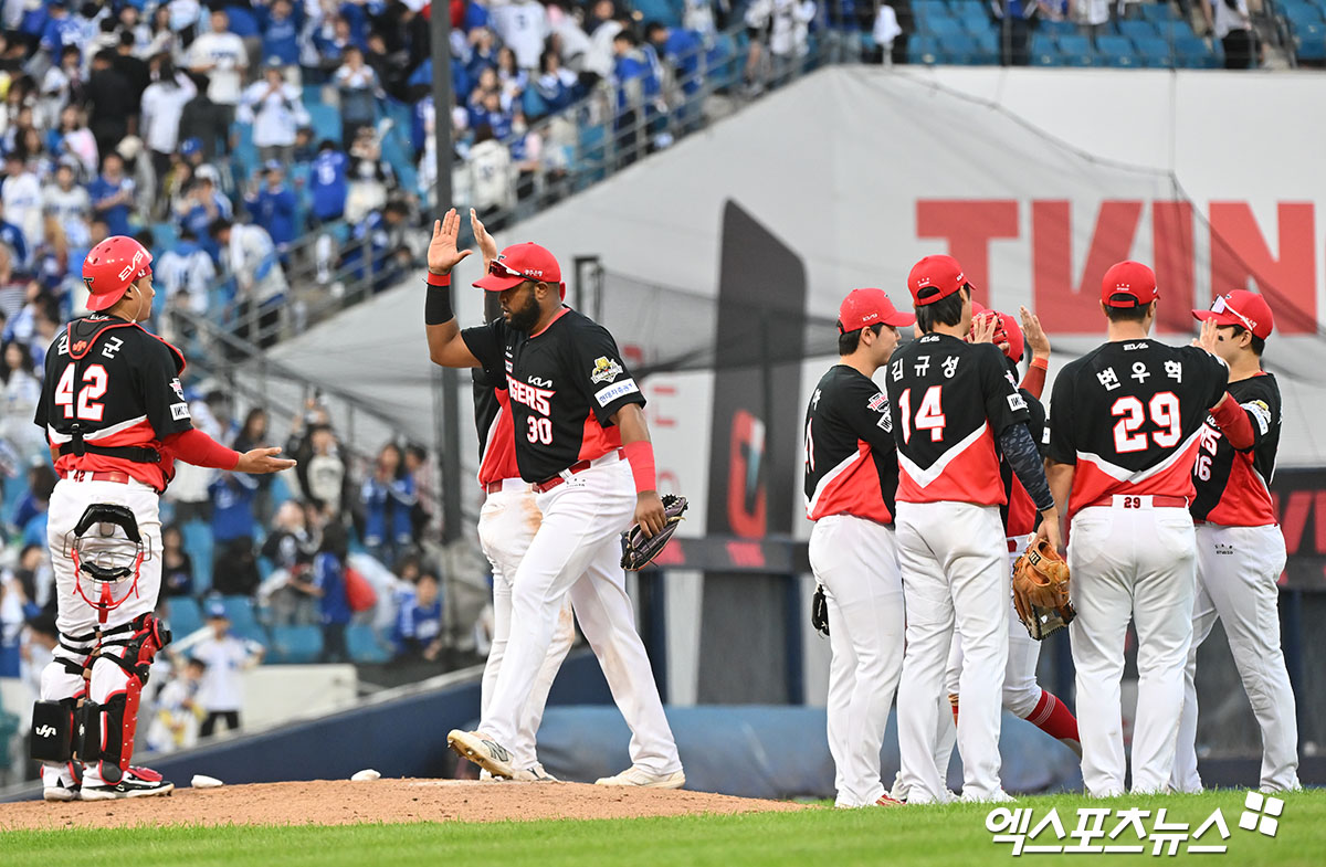 26일 오후 대구삼성라이온즈파크에서 열린 '2024 신한 SOL Bank KBO 한국시리즈' KIA 타이거즈와 삼성 라이온즈의 4차전 경기, KIA가 김태군의 만루 홈런에 힘입어 삼성에 9:2로 승리하며 통합우승까지 1승만을 남겨뒀다.  이날 경기에서 승리한 KIA 선수들이 기뻐하고 있다. 대구, 김한준 기자