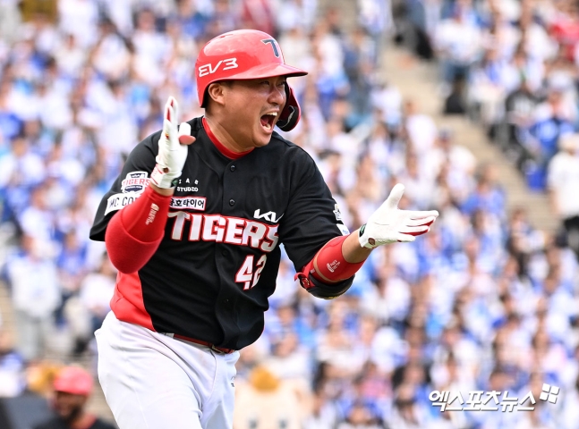 KIA 타이거즈 포수 김태군이 26일 대구 삼성라이온즈파크에서 열린 삼성과의 2024 신한 SOL Bank KBO 한국시리즈 4차전에서 3회초 만루 홈런을 터뜨리고 팀의 9-2 대승을 견인했다. 4차전 데일리 MVP에 선정, 상금 100만 원도 함께 챙겼다. 사진 김한준 기자