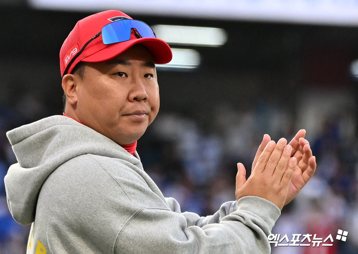 26일 오후 대구삼성라이온즈파크에서 열린 '2024 신한 SOL Bank KBO 한국시리즈' KIA 타이거즈와 삼성 라이온즈의 4차전 경기, KIA가 김태군의 만루 홈런에 힘입어 삼성에 9:2로 승리하며 통합우승까지 1승만을 남겨뒀다.  이날 경기에서 승리한 KIA 이범호 감독이 박수를 보내고 있다. 대구, 김한준 기자