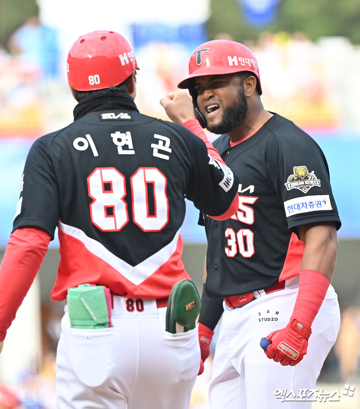 26일 오후 대구삼성라이온즈파크에서 열린 '2024 신한 SOL Bank KBO 한국시리즈' KIA 타이거즈와 삼성 라이온즈의 4차전 경기, 3회초 무사 만루 KIA 소크라테스가 2타점 적시타를 날린 후 기뻐하고 있다. 광주, 김한준 기자