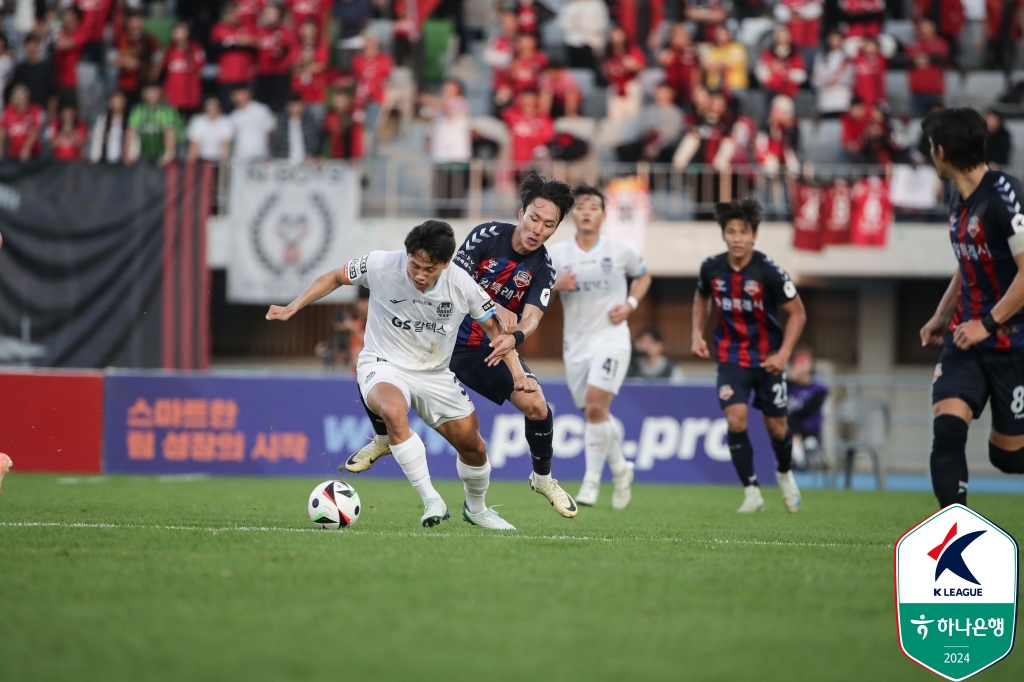 7경기 무승에 빠진 수원FC의 김은중 감독은 선수들의 경기력은 좋지만 결과를 가져오지 못하는 부분에 아쉬워했다. 김 감독은 팀이 결과를 얻지 못하고 있는 이유가 아쉬운 결정력과 선수단 스쿼드의 깊이에 있다고 분석했다. 사진 한국프로축구연맹