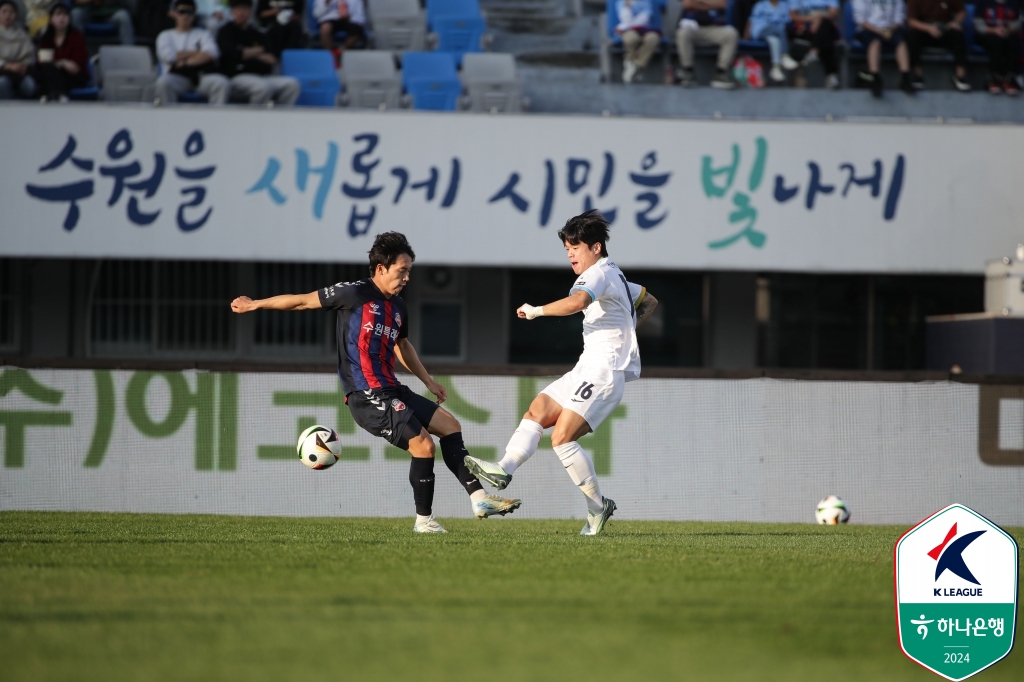 7경기 무승에 빠진 수원FC의 김은중 감독은 선수들의 경기력은 좋지만 결과를 가져오지 못하는 부분에 아쉬워했다. 김 감독은 팀이 결과를 얻지 못하고 있는 이유가 아쉬운 결정력과 선수단 스쿼드의 깊이에 있다고 분석했다. 사진 한국프로축구연맹