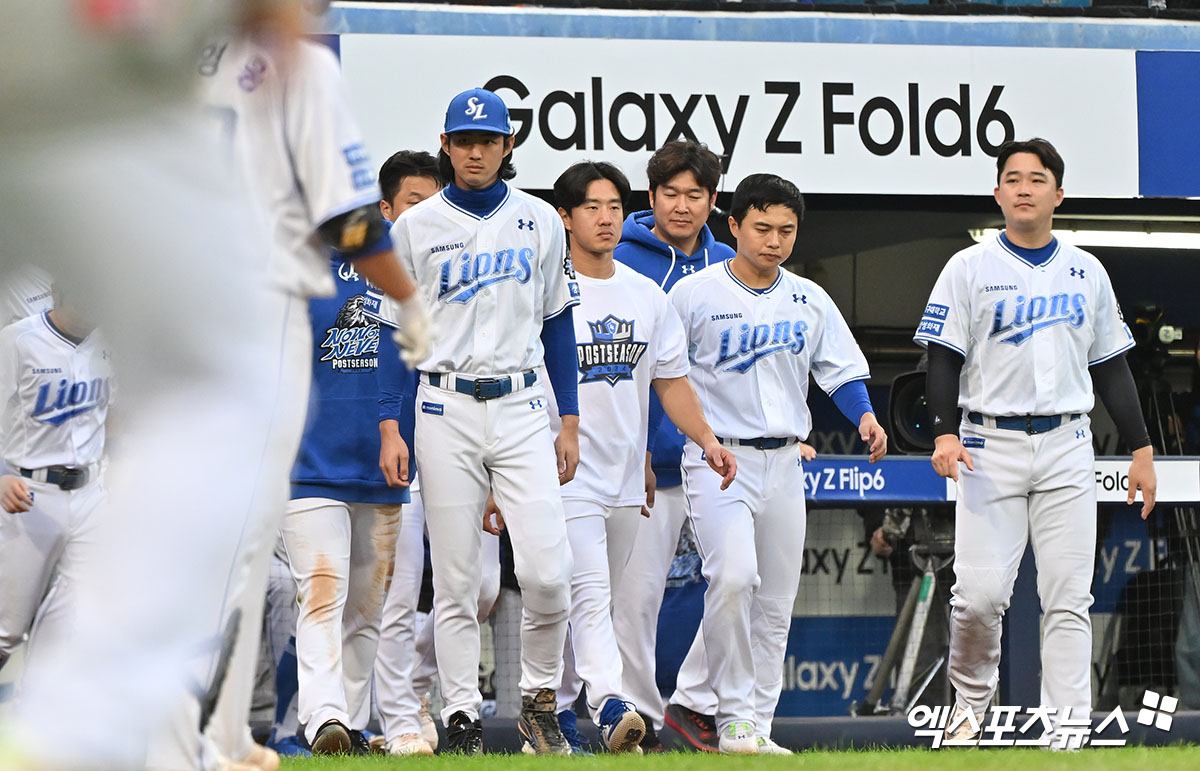 삼성 라이온즈 선수들이 26일 대구 삼성라이온즈파크에서 열린 '2024 신한 SOL 뱅크 KBO 한국시리즈' 4차전 KIA-삼성 홈 경기 직후 팬들에게 인사하러 걸어나오고 있다. 삼성은 이날 KIA에 2-9로 크게 졌다. 1승3패를 기록하면서 한 번 더 지면 우승 트로피를 KIA에 내주게 된다. 대구, 김한준 기자