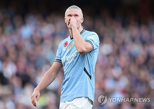 맨체스터 시티는 26일(한국시간) 영국 맨체스터에 위치한 에티하드 스타디움에서 열린 사우샘프턴과의 2024-25시즌 잉글리시 프리미어리그 9라운드 홈경기에서 전반 5분에 터진 엘링 홀란의 결승골에 힘입어 1-0 진땀승을 거뒀다. 이날 승리로 맨시티는 1경기 덜 치른 리버풀을 제치고 프리미어리그 선두로 올라섰다. 연합뉴스