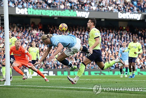 맨체스터 시티는 26일(한국시간) 영국 맨체스터에 위치한 에티하드 스타디움에서 열린 사우샘프턴과의 2024-25시즌 잉글리시 프리미어리그 9라운드 홈경기에서 전반 5분에 터진 엘링 홀란의 결승골에 힘입어 1-0 진땀승을 거뒀다. 이날 승리로 맨시티는 1경기 덜 치른 리버풀을 제치고 프리미어리그 선두로 올라섰다. 연합뉴스