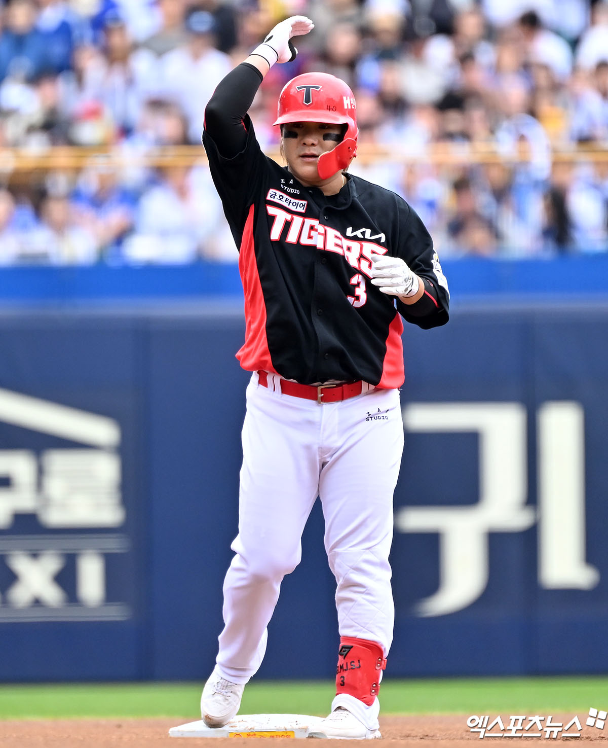 KIA 타이거즈 내야수 김선빈이 26일 대구 삼성라이온즈파크에서 열린 삼성과의 2024 신한 SOL Bank KBO 한국시리즈 4차전에서 5타수 3안타 1득점을 기록, 팀의 9-2 대승을 이끌었다. 사진 김한준 기자