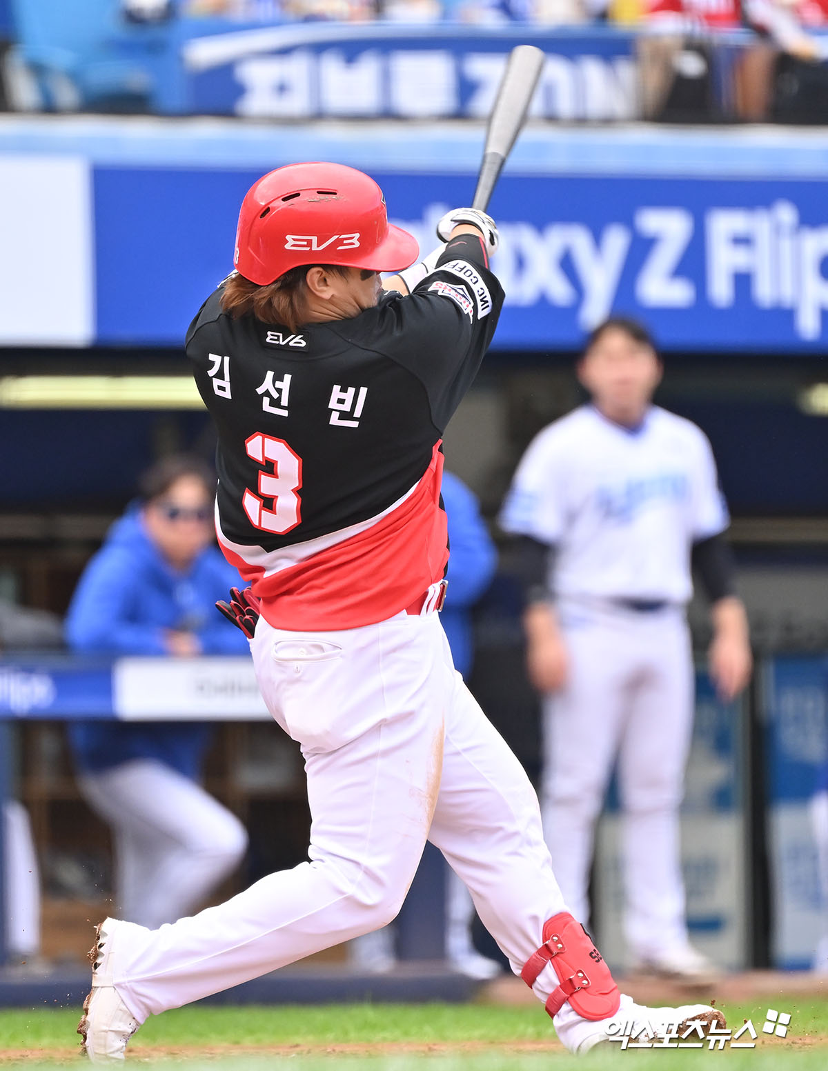 KIA 타이거즈 내야수 김선빈이 26일 대구 삼성라이온즈파크에서 열린 삼성과의 2024 신한 SOL Bank KBO 한국시리즈 4차전에서 5타수 3안타 1득점을 기록, 팀의 9-2 대승을 이끌었다. 사진 김한준 기자