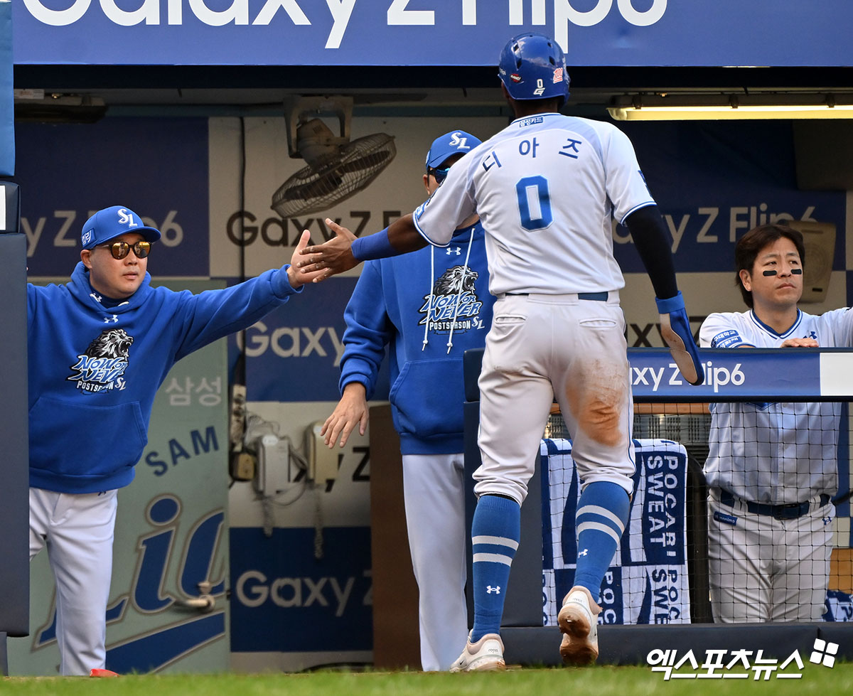 26일 오후 대구삼성라이온즈파크에서 열린 '2024 신한 SOL Bank KBO 한국시리즈' KIA 타이거즈와 삼성 라이온즈의 4차전 경기, 4회말 2사 1,2루 삼성 디아즈가 김영웅의 1타점 적시타때 득점에 성공한 후 박진만 감독과 하이파이브를 하고 있다. 엑스포츠뉴스 DB