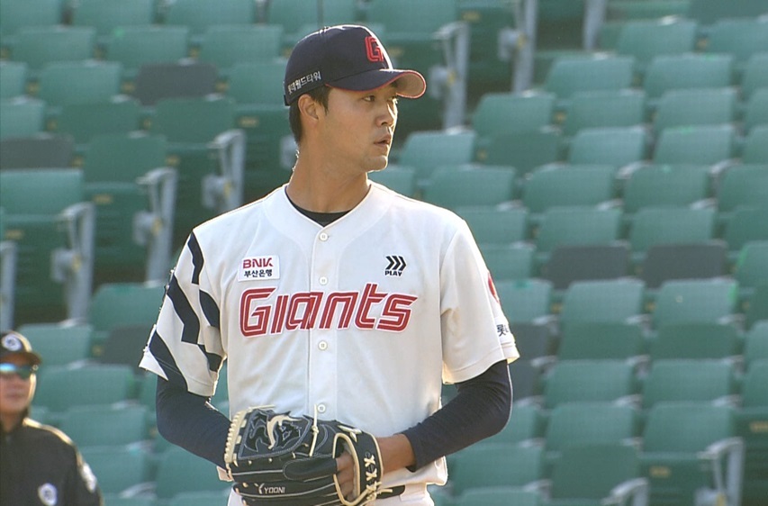 롯데 투수 윤성빈이 지난 26일 울산 문수야구장에서 열린 울산-KBO Fall League 장쑤전에서 2이닝 4탈삼진 무실점을 기록했다. KBO