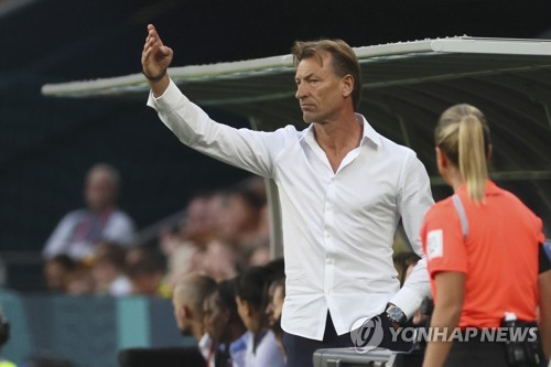 한국 축구대표팀 사령탑 후보 중 한 명이었던 에르베 르나르 감독이 사우디아라비아 대표팀에 복귀했다. 사우디축구협회는 27일(한국시간) 르나르 감독 선임을 공식 발표했다. SNS를 통해 '협회는 금일 에르베 르나르 감독과 2025년 말까지 국가대표팀 감독직에 대해 합의했다. 2027년 아시안컵까지 연장할 수 있는 옵션이 있다'고 전했다. 연합뉴스