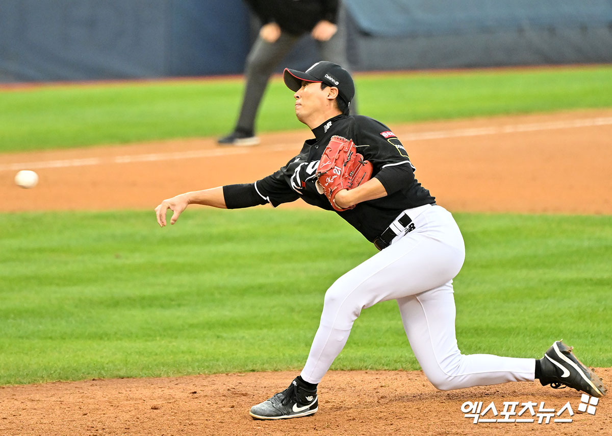 6일 오후 서울 송파구 잠실야구장에서 열린 '2024 신한 SOL Bank KBO 포스트시즌' KT 위즈와 LG 트윈스의 준플레이오프 2차전 경기, 7회말 KT 우규민이 공을 힘차게 던지고 있다. 엑스포츠뉴스 DB