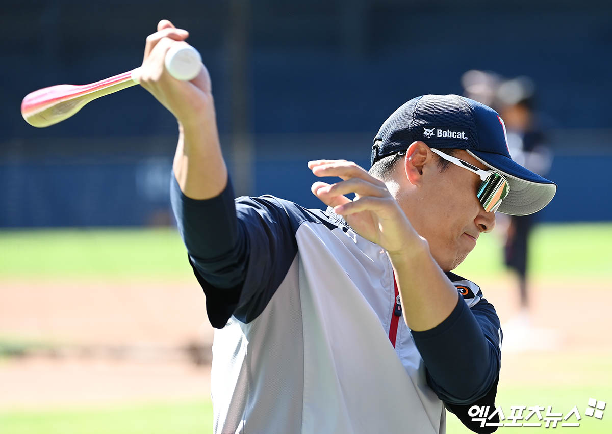 3일 오후 서울 송파구 잠실야구장에서 열리는 '2024 신한 SOL Bank KBO 포스트시즌' KT 위즈와 두산 베어스의 와일드카드 결정전 2차전 경기에 앞서 두산 이승엽 감독이 몸을 풀고 있다. 엑스포츠뉴스 DB