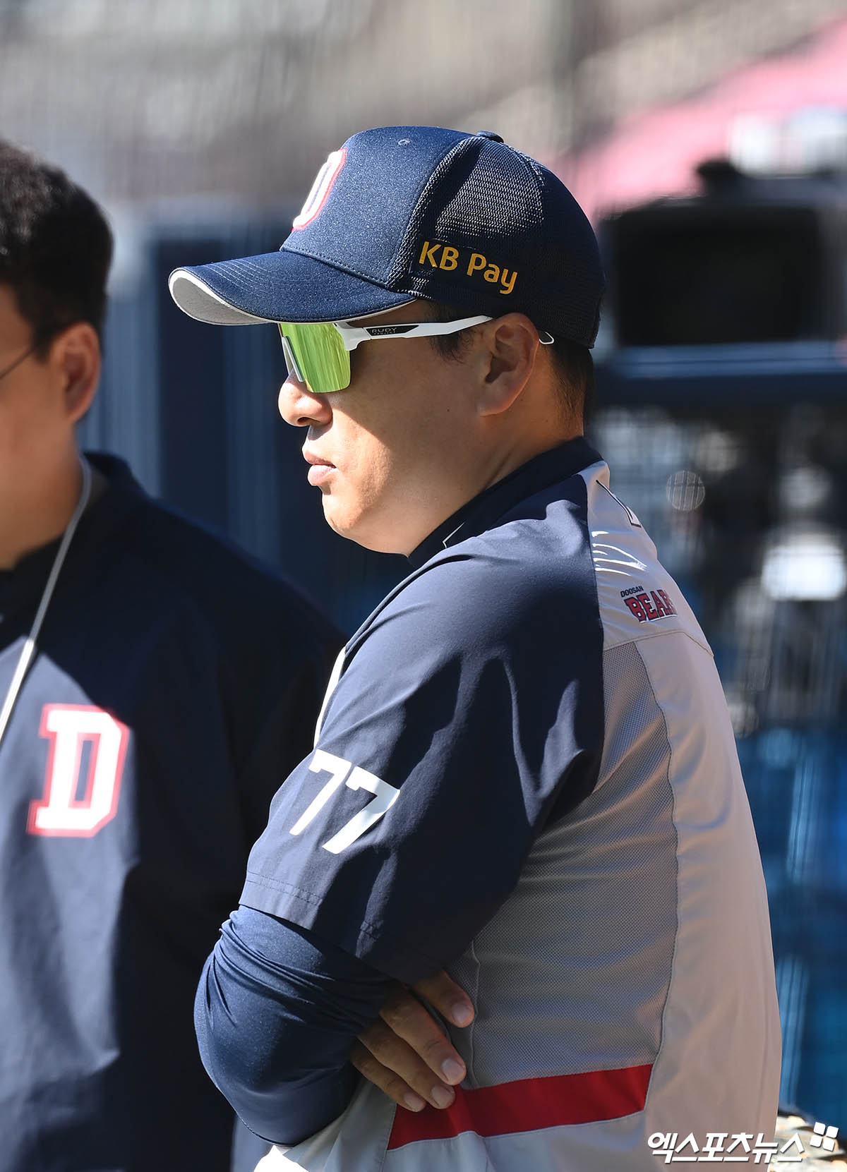 3일 오후 서울 송파구 잠실야구장에서 열리는 '2024 신한 SOL Bank KBO 포스트시즌' KT 위즈와 두산 베어스의 와일드카드 결정전 2차전 경기에 앞서 두산 이승엽 감독이 선수들의 훈련을 지켜보고 있다. 엑스포츠뉴스 DB