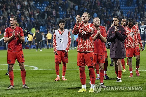 독일 최고 명문 바이에른 뮌헨에서 뛰는 센터백 김민재가 28일 끝난 보훔과의 분데스리가 원정 경기에서 78분을 뛰며 팀의 5-0 무실점 대승에 기여했다. 그러나 독일 언론 빌트는 '다소 불안했다. 첫 실점 위기를 자초했으나 스스로 막았다'는 등 냉정한 평가와 함께 여러 선수들과 팀내 최하 평점 3점을 매겼다. 연합뉴스