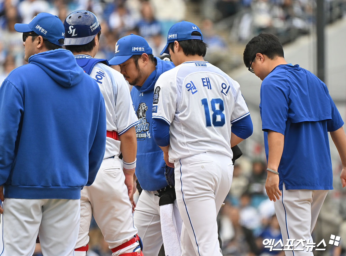 삼성 라이온즈 원태인이 지난 26일 대구 삼성라이온즈파크에서 열린 KIA와의 한국시리즈 4차전에서 투구 중 입은 부상으로 2024 WBSC 프리미어12 국가대표팀 합류가 불발됐다. 사진 엑스포츠뉴스 DB