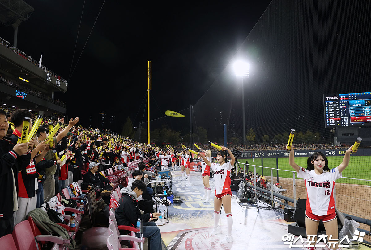 28일 오후 광주-KIA챔피언스필드에서 열리는 '2024 신한 SOL Bank KBO 한국시리즈' 삼성 라이온즈와 KIA 타이거즈의 5차전 경기, 1만9300석이 모두 판매됐다. 포스트시즌 21경기 연속 매진, 한국시리즈 16경기 매진이다. 엑스포츠뉴스 DB