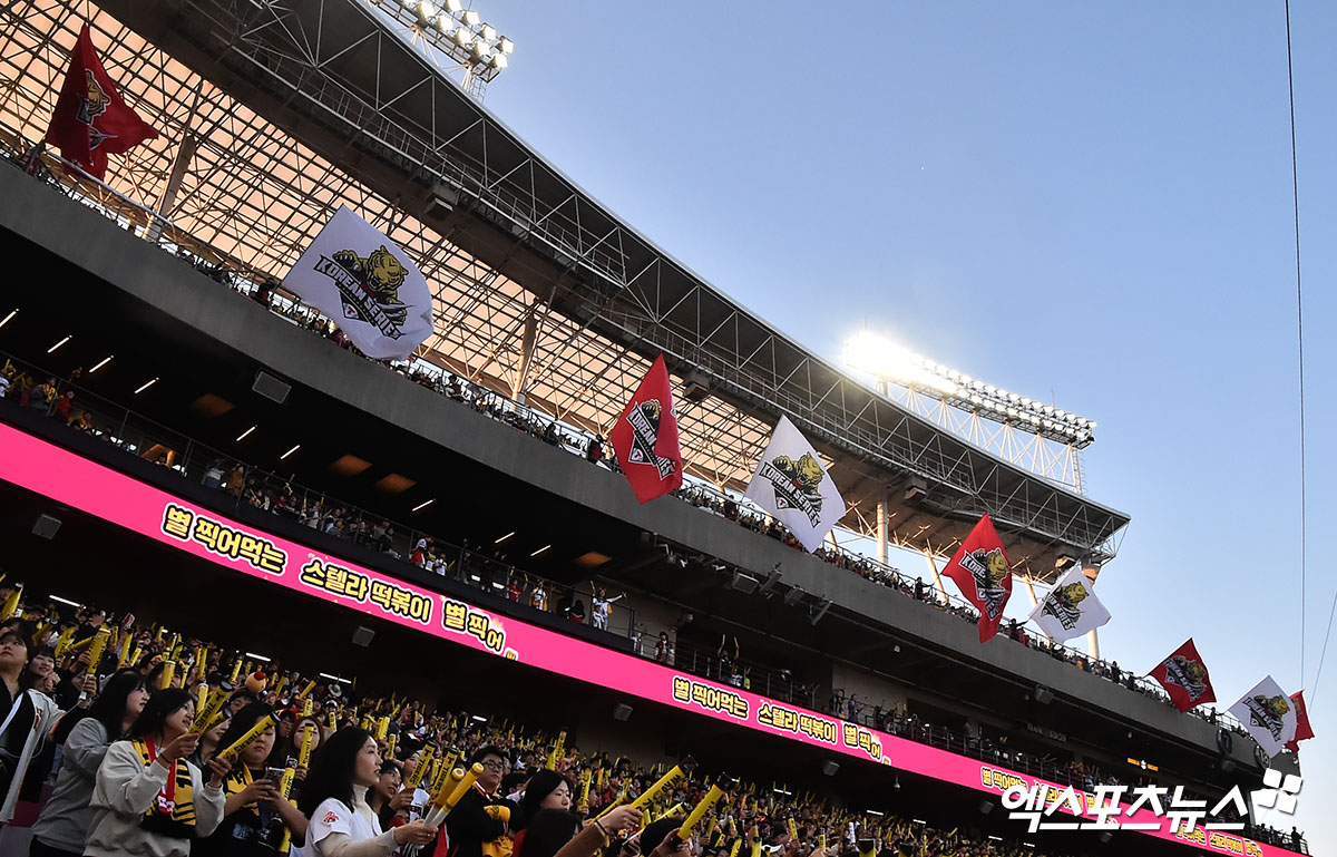 28일 오후 광주-KIA챔피언스필드에서 열리는 '2024 신한 SOL Bank KBO 한국시리즈' 삼성 라이온즈와 KIA 타이거즈의 5차전 경기, 1만9300석이 모두 판매됐다. 포스트시즌 21경기 연속 매진, 한국시리즈 16경기 매진이다. 엑스포츠뉴스 DB