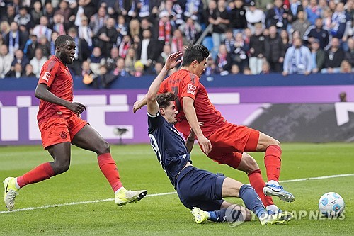 바이에른 뮌헨은 27일(한국시간) 독일 보훔에 위치한 보노비아 루르슈타디온에서 열린 VfL 보훔과의 2024-25시즌 독일 분데스리가 8라운드 원정 경기에서 5-0 대승을 거뒀다. 이날 김민재는 선발로 나와 78분을 소화하는 동안 팀의 무실점 승리에 기여했지만 몇몇 매체들은 김민재의 위치 선정 능력을 지적하며 여전히 불안하다고 평가했다. 연합뉴스 