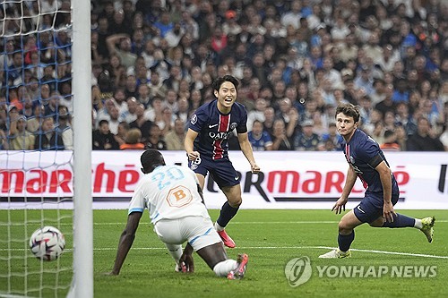 파리 생제르맹(PSG)은 28일(한국시간) 프랑스 마르세유에 위치한 스타드 벨로드롬에서 열린 올랭피크 드 마르세유와의 2024-25시즌 프랑스 리그1 9라운드 원정 경기에서 3-0 대승을 거뒀다. 이날 이강인은 오른쪽 윙어로 선발 출전해 78분을 소화했는데 위협적인 장면을 만들어 내지 못하면서 프랑스 현지 매체들로부터 최저 평점을 받았다. 연합뉴스