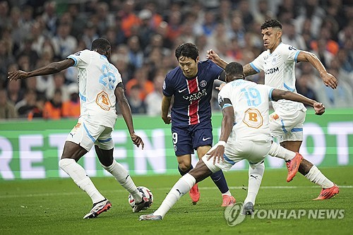 파리 생제르맹(PSG)은 28일(한국시간) 프랑스 마르세유에 위치한 스타드 벨로드롬에서 열린 올랭피크 드 마르세유와의 2024-25시즌 프랑스 리그1 9라운드 원정 경기에서 3-0 대승을 거뒀다. 이날 이강인은 오른쪽 윙어로 선발 출전해 78분을 소화했는데 위협적인 장면을 만들어 내지 못하면서 프랑스 현지 매체들로부터 최저 평점을 받았다. 연합뉴스