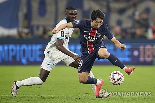 파리 생제르맹(PSG)은 28일(한국시간) 프랑스 마르세유에 위치한 스타드 벨로드롬에서 열린 올랭피크 드 마르세유와의 2024-25시즌 프랑스 리그1 9라운드 원정 경기에서 3-0 대승을 거뒀다. 이날 이강인은 오른쪽 윙어로 선발 출전해 78분을 소화했는데 위협적인 장면을 만들어 내지 못하면서 프랑스 현지 매체들로부터 최저 평점을 받았다. 연합뉴스