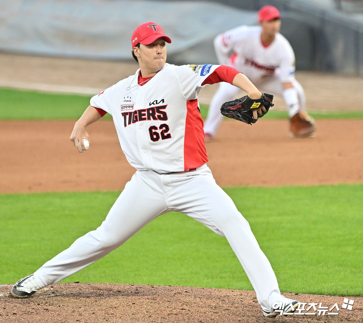 23일 오후 광주기아챔피언스필드에서 열린 '2024 신한 SOL Bank KBO 한국시리즈' 삼성 라이온즈와 KIA 타이거즈의 1차전 서스펜디드 경기, 9회초 KIA 정해영이 공을 힘차게 던지고 있다. 엑스포츠뉴스 DB