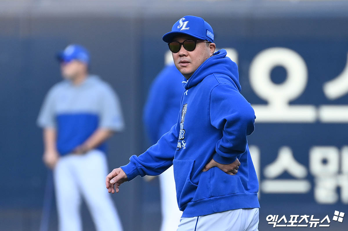 28일 오후 광주기아챔피언스필드에서 열리는 '2024 신한 SOL Bank KBO 한국시리즈' 삼성 라이온즈와 KIA 타이거즈의 5차전 경기에 앞서 삼성 박진만 감독이 선수들 훈련을 지켜보고 있다. 광주, 박지영 기자