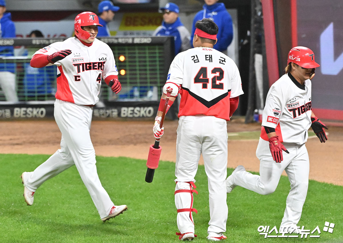 23일 오후 광주기아챔피언스필드에서 열린 '2024 신한 SOL Bank KBO 한국시리즈' 삼성 라이온즈와 KIA 타이거즈의 2차전 경기, 1회말 1사 2,3루 KIA 나성범과 김선빈이 이우성의 2타점 적시타때 득점에 성공한 후 김태군과 하이파이브를 하고 있다. 엑스포츠뉴스 DB