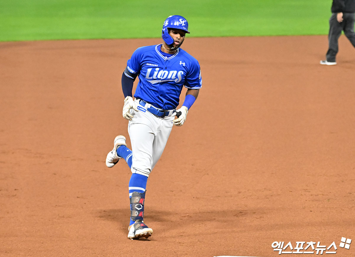 삼성 내야수 디아즈는 28일 광주 기아챔피언스필드에서 열린 '2024 신한 SOL Bank KBO 포스트시즌' KIA와 한국시리즈(7전4승제) 5차전에서 4번타자 1루수로 선발 출전했다. 1회초 KIA 선발 양현종 상대 2점 홈런을 쳐 선취 득점에 힘을 보탰다. 광주, 김한준 박지영 기자