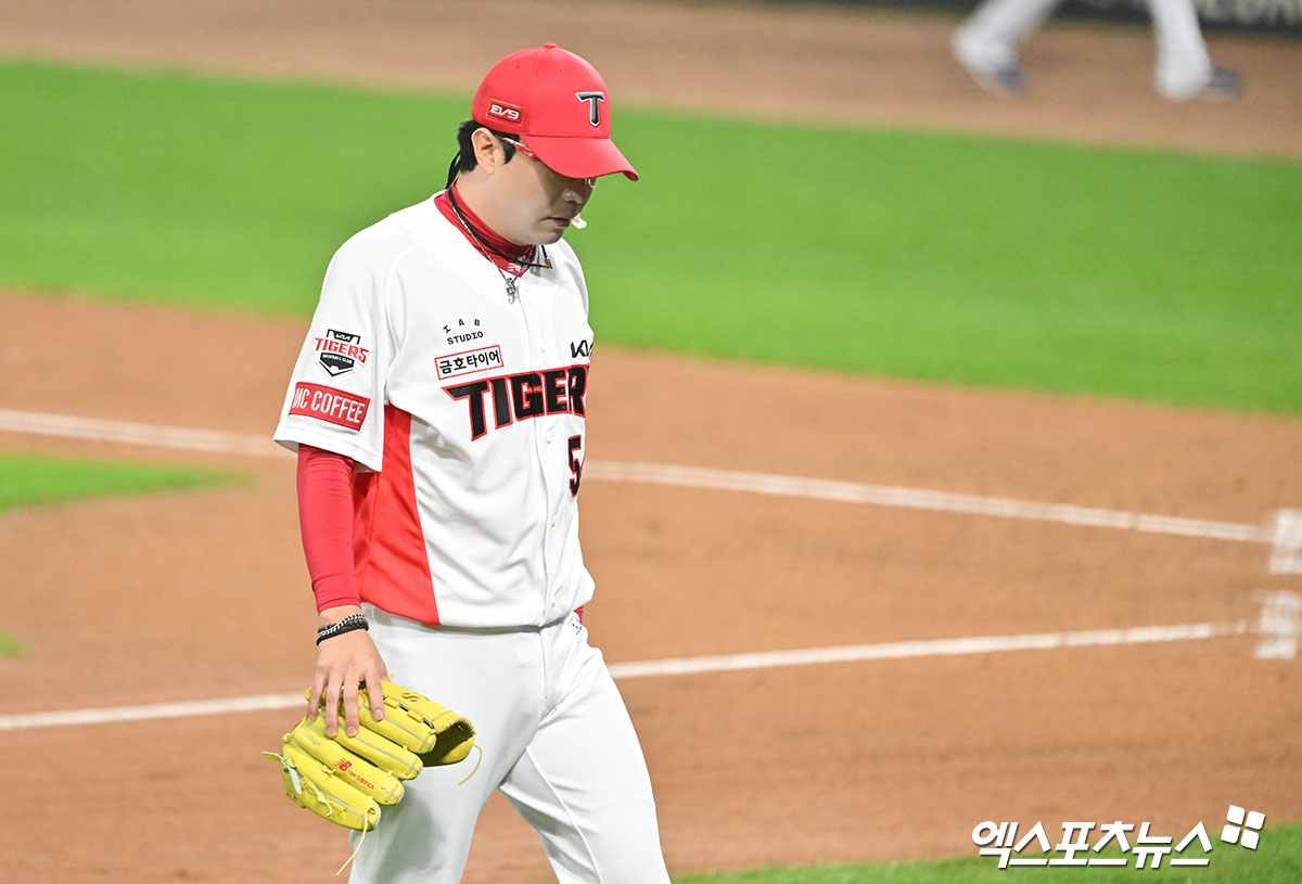 28일 오후 광주기아챔피언스필드에서 열린 '2024 신한 SOL Bank KBO 한국시리즈' 삼성 라이온즈와 KIA 타이거즈의 5차전 경기, 2회초 수비를 마친 KIA 선발투수 양현종이 더그아웃으로 향하고 있다. 광주, 김한준 박지영 기자