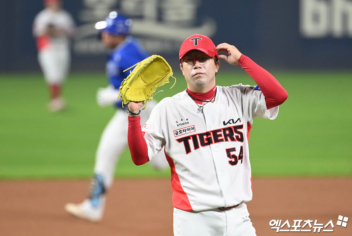 28일 오후 광주기아챔피언스필드에서 열린 '2024 신한 SOL Bank KBO 한국시리즈' 삼성 라이온즈와 KIA 타이거즈의 5차전 경기, 1회초 2사 KIA 선발투수 양현종이 삼성 김영웅에게 백투백 홈런을 허용한 뒤 아쉬워하고 있다. 광주, 김한준 박지영 기자