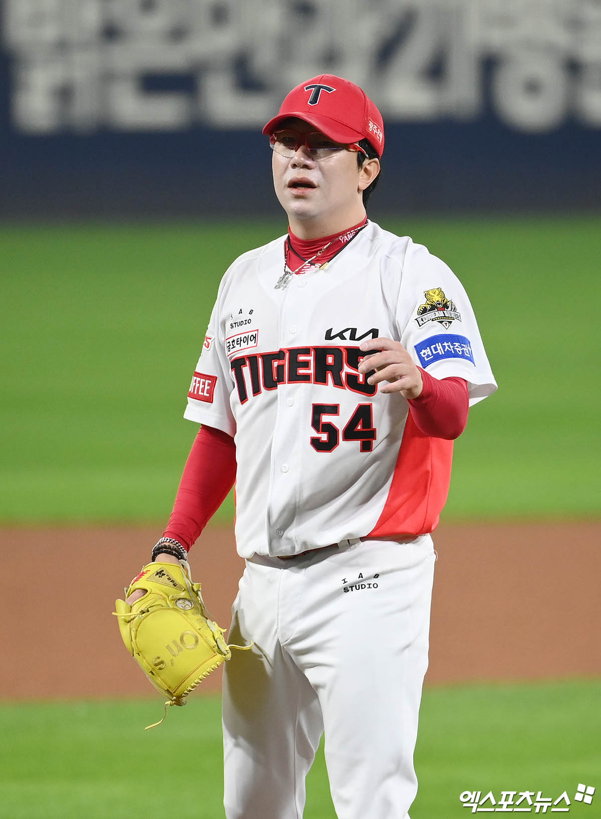 28일 오후 광주기아챔피언스필드에서 열린 '2024 신한 SOL Bank KBO 한국시리즈' 삼성 라이온즈와 KIA 타이거즈의 5차전 경기, 1회초 2사 1루 KIA 선발투수 양현종이 삼성 디아즈에게 선제 투런 홈런을 허용한 직후 홈런을 직감하며 아쉬워하고 있다. 광주, 김한준 박지영 기자