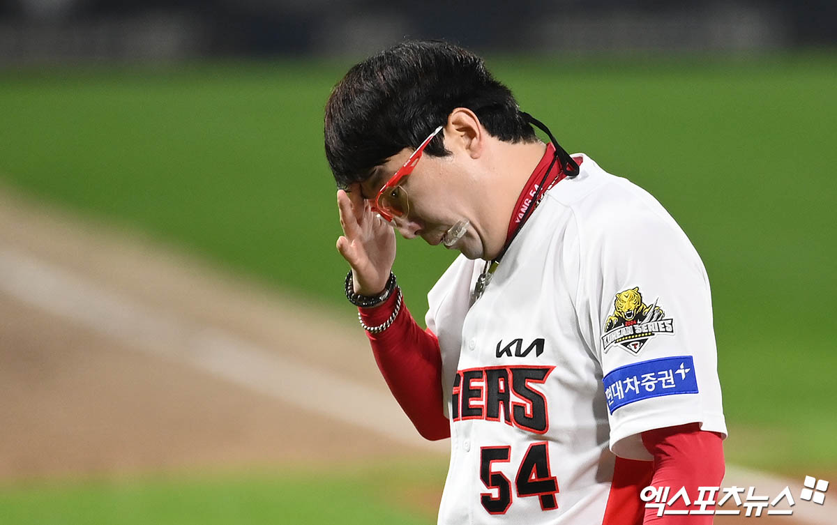 28일 오후 광주기아챔피언스필드에서 열린 '2024 신한 SOL Bank KBO 한국시리즈' 삼성 라이온즈와 KIA 타이거즈의 5차전 경기, 1회초 KIA 선발투수 양현종이 2피홈런 3실점으로 이닝을 마친 뒤 아쉬워하며 더그아웃으로 향하고 있다. 광주, 김한준 박지영 기자