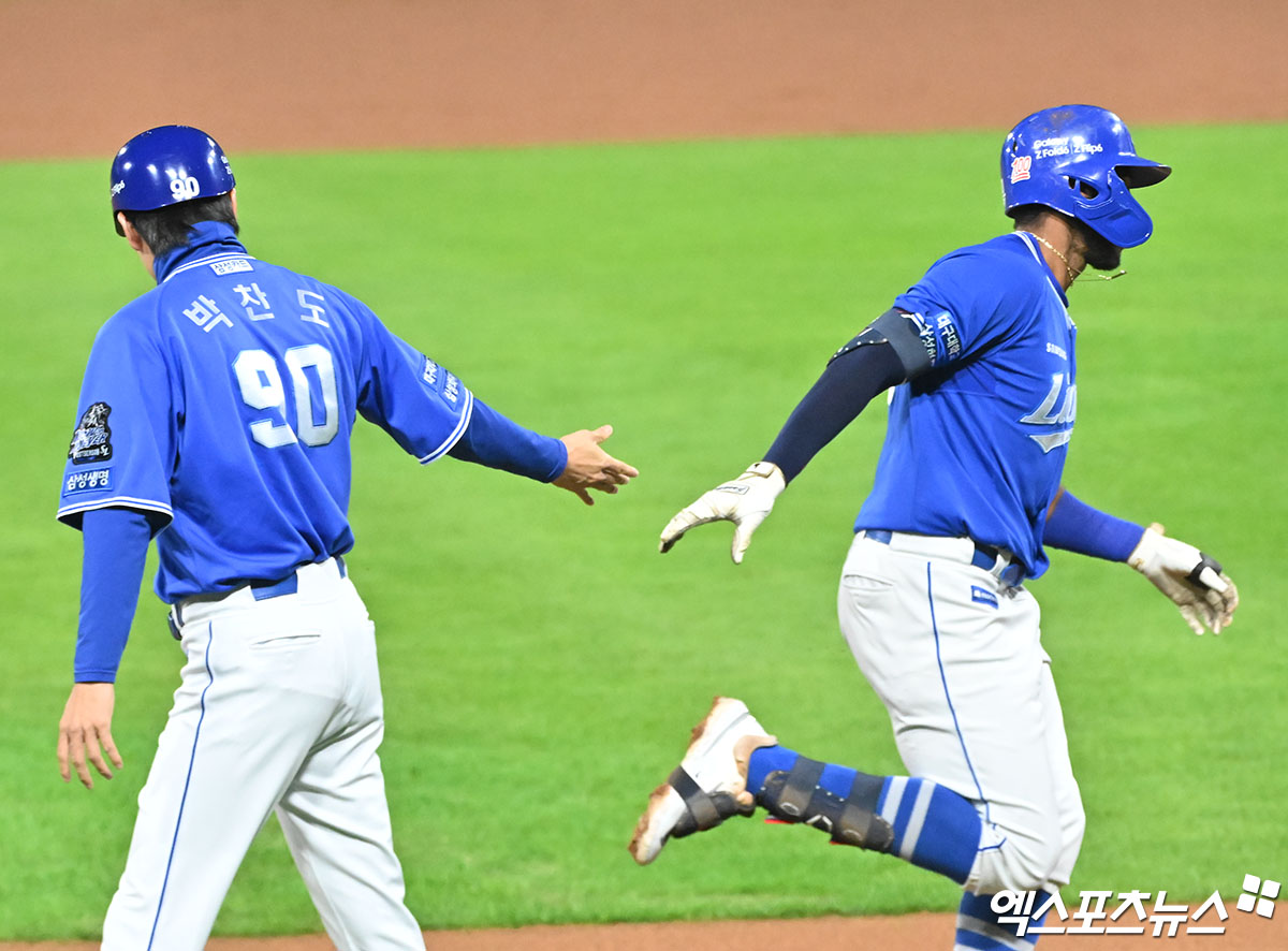 삼성 내야수 디아즈(오른쪽)는 28일 광주 기아챔피언스필드에서 열린 '2024 신한 SOL Bank KBO 포스트시즌' KIA와 한국시리즈(7전4승제) 5차전에서 4번타자 1루수로 선발 출전했다. 1회초와 3회초 KIA 선발 양현종 상대 2점 홈런을 쳐 공격에 활력을 불어넣고 있다. LG와의 플레이오프 2차전에서 연타석 홈런을 쳤던 디아즈는 이날까지 합쳐 한국프로야구 최초로 단일 포스트시즌에서 연타석 홈런을 두 번 친 선수가 됐다. 광주, 김한준 박지영 기자