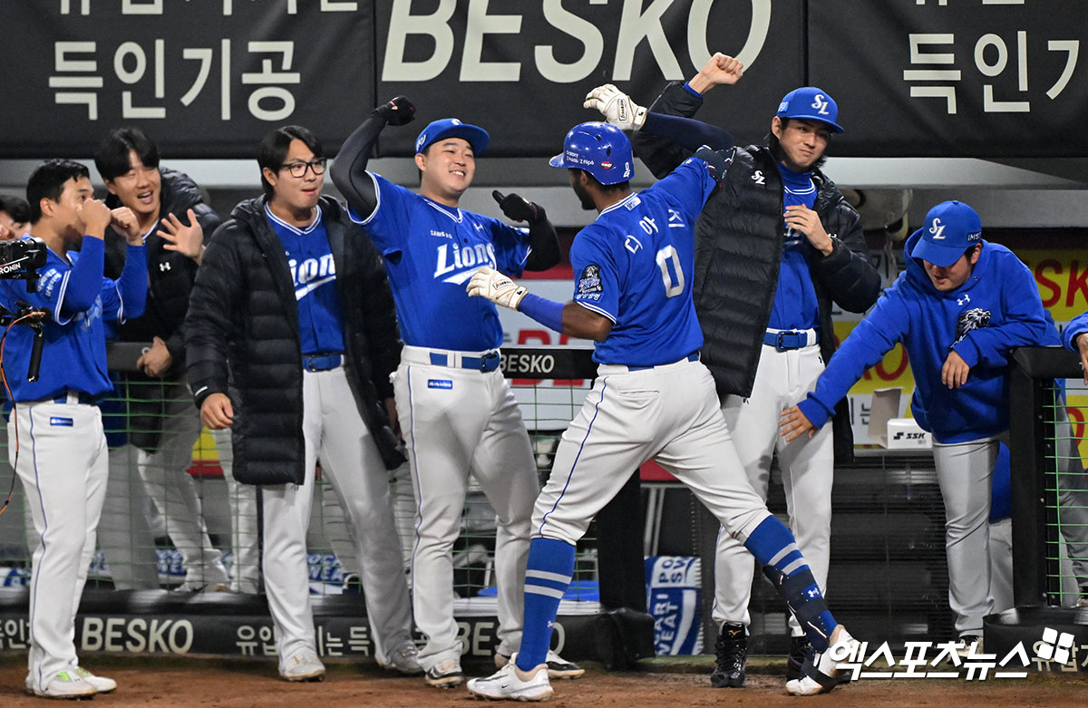 삼성 내야수 디아즈는 28일 광주 기아챔피언스필드에서 열린 '2024 신한 SOL Bank KBO 포스트시즌' KIA와 한국시리즈(7전4승제) 5차전에서 4번타자 1루수로 선발 출전했다. 1회초와 3회초 KIA 선발 양현종 상대 2점 홈런을 쳐 공격에 활력을 불어넣고 있다. LG와의 플레이오프 2차전에서 연타석 홈런을 쳤던 디아즈는 이날까지 합쳐 한국프로야구 최초로 단일 포스트시즌에서 연타석 홈런을 두 번 친 선수가 됐다. 광주, 김한준 박지영 기자