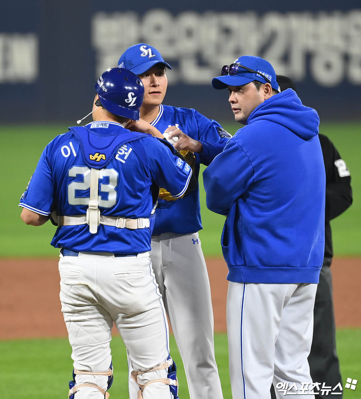 삼성 투수 이승현(57번/가운데)은 28일 광주 기아챔피언스필드에서 열린 '2024 신한 SOL Bank KBO 포스트시즌' KIA와 한국시리즈(7전4승제) 5차전에서 선발 등판했다. 이날 최종 성적 3⅔이닝 2실점으로 최소한의 몫을 해냈다. 광주, 김한준 박지영 기자