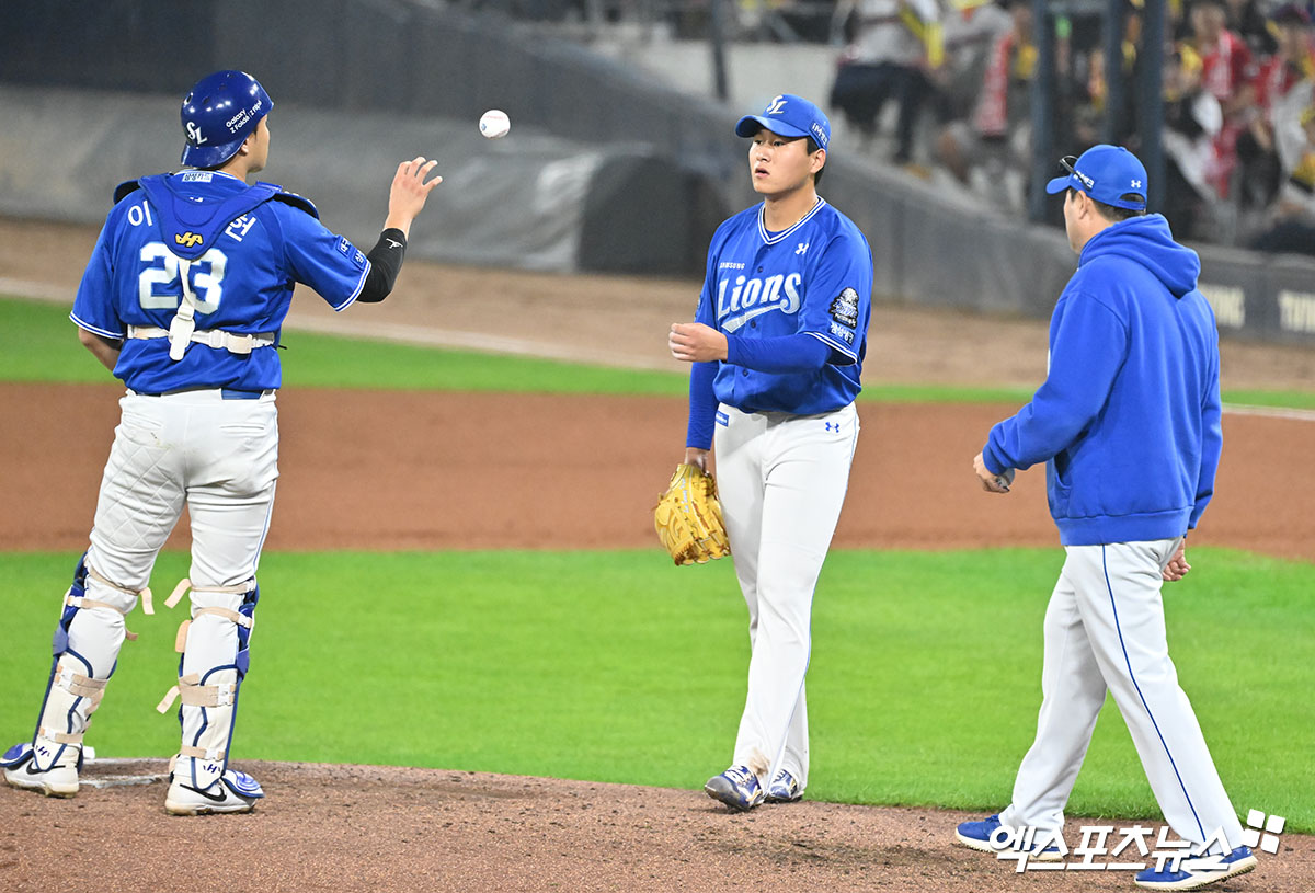 삼성 투수 이승현(57번/가운데)은 28일 광주 기아챔피언스필드에서 열린 '2024 신한 SOL Bank KBO 포스트시즌' KIA와 한국시리즈(7전4승제) 5차전에서 선발 등판했다. 이날 최종 성적 3⅔이닝 2실점으로 최소한의 몫을 해냈다. 광주, 김한준 박지영 기자