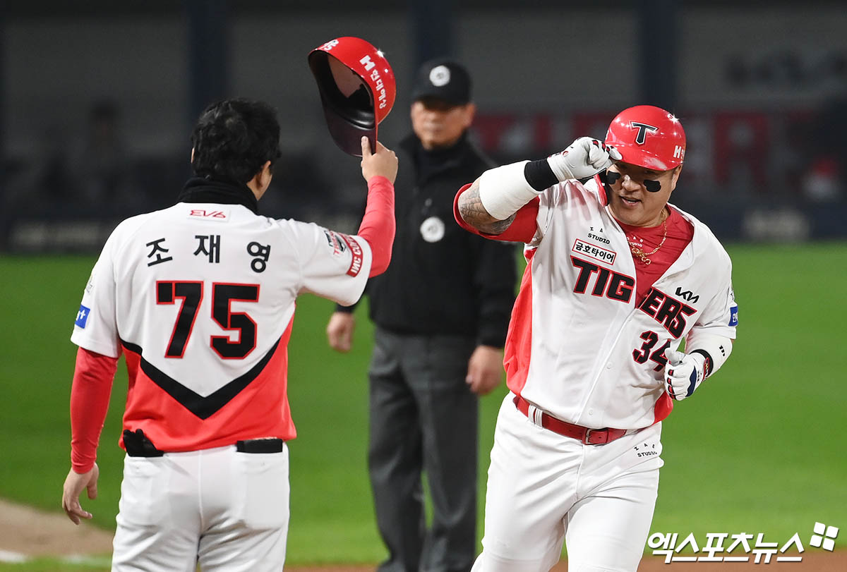 28일 오후 광주기아챔피언스필드에서 열린 '2024 신한 SOL Bank KBO 한국시리즈' 삼성 라이온즈와 KIA 타이거즈의 5차전 경기, 5회말 KIA 선두타자 최형우가 삼성 김태훈 상대로 솔로 홈런을 때려낸 뒤 베이스를 돌고 있다. 광주, 김한준 박지영 기자