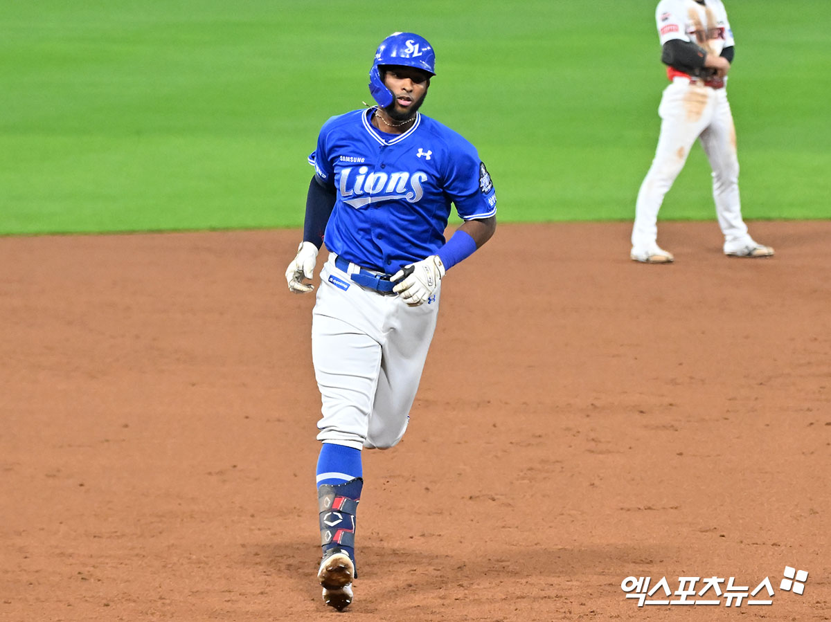 28일 오후 광주기아챔피언스필드에서 열린 '2024 신한 SOL Bank KBO 한국시리즈' 삼성 라이온즈와 KIA 타이거즈의 5차전 경기, 3회초 2사 1루 삼성 디아즈가 투런 홈런을 날린 후 그라운드를 돌고 있다. 광주, 김한준 박지영 기자