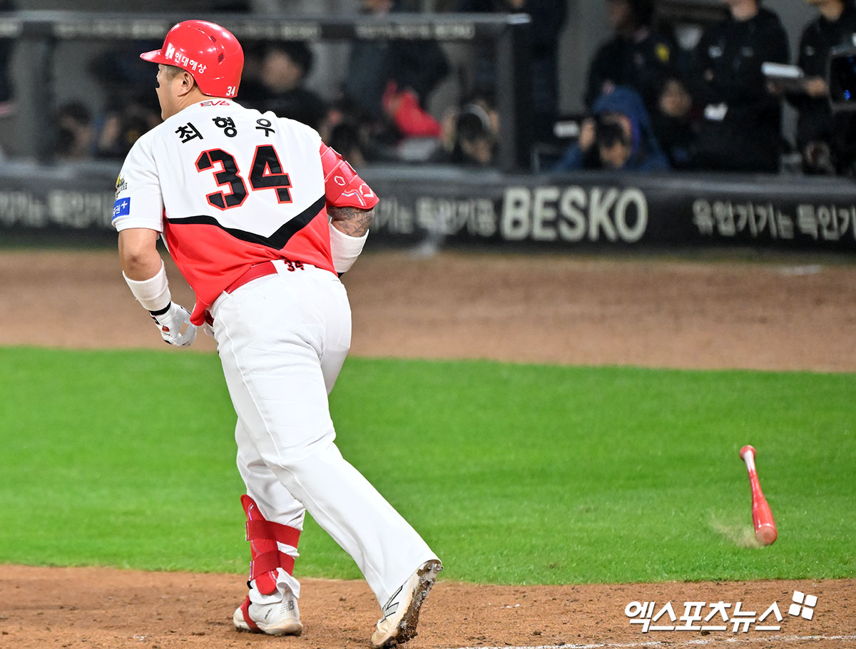 28일 오후 광주기아챔피언스필드에서 열린 '2024 신한 SOL Bank KBO 한국시리즈' 삼성 라이온즈와 KIA 타이거즈의 5차전 경기, 5회말 KIA 최형우가 솔로 홈런을 날리고 있다. 광주, 김한준 박지영 기자