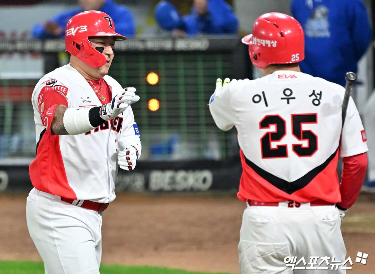 28일 오후 광주기아챔피언스필드에서 열린 '2024 신한 SOL Bank KBO 한국시리즈' 삼성 라이온즈와 KIA 타이거즈의 5차전 경기, 5회말 KIA 최형우가 솔로 홈런을 날린 후 이우성과 하이파이브를 하고 있다. 광주, 김한준 박지영 기자