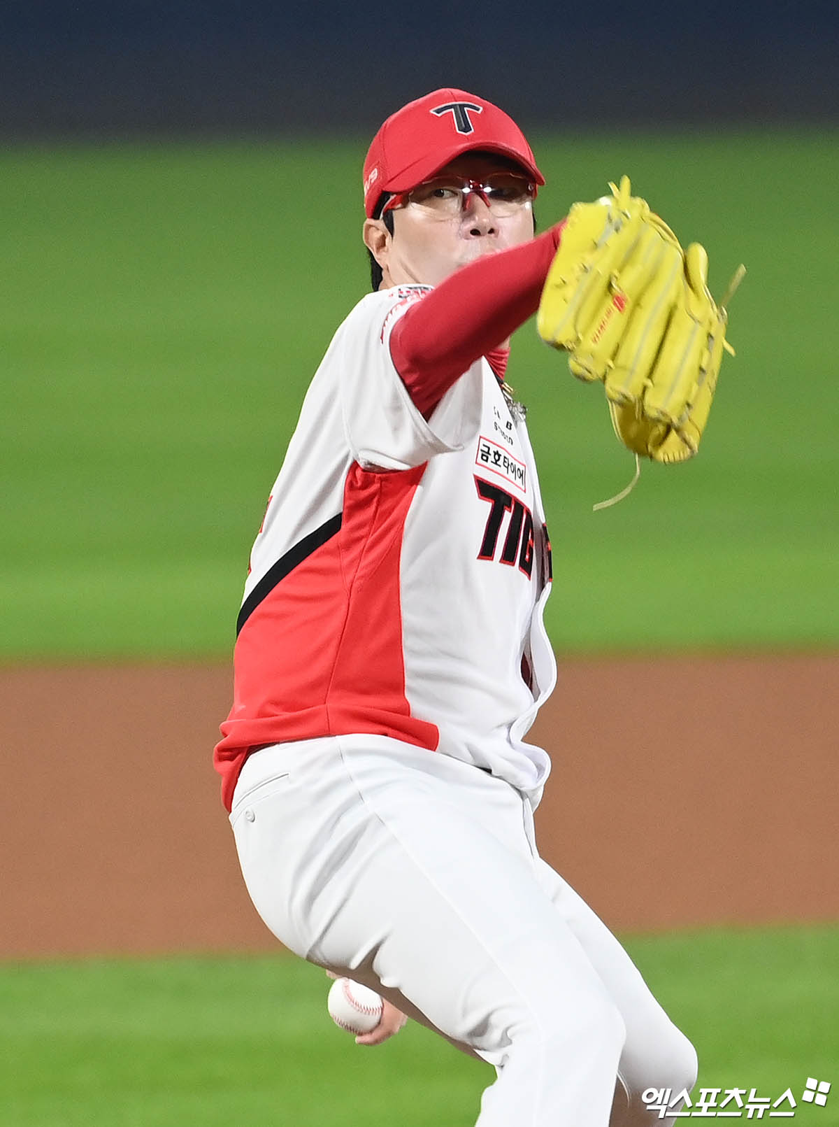 28일 오후 광주기아챔피언스필드에서 열린 '2024 신한 SOL Bank KBO 한국시리즈' 삼성 라이온즈와 KIA 타이거즈의 5차전 경기, 1회초 KIA 선발투수 양현종이 역투하고 있다. 광주, 박지영 기자