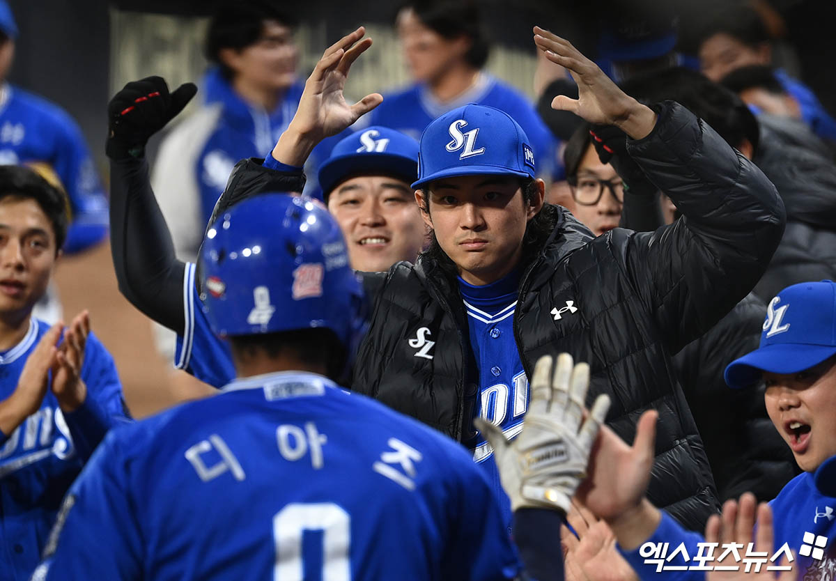 28일 오후 광주기아챔피언스필드에서 열린 '2024 신한 SOL Bank KBO 한국시리즈' 삼성 라이온즈와 KIA 타이거즈의 5차전 경기, 1회초 2사 1루 삼성 디아즈가 KIA 선발투수 양현종 상대로 선제 투런 홈런을 때려낸 뒤 더그아웃에서 구자욱의 축하를 받고 있다. 광주, 박지영 기