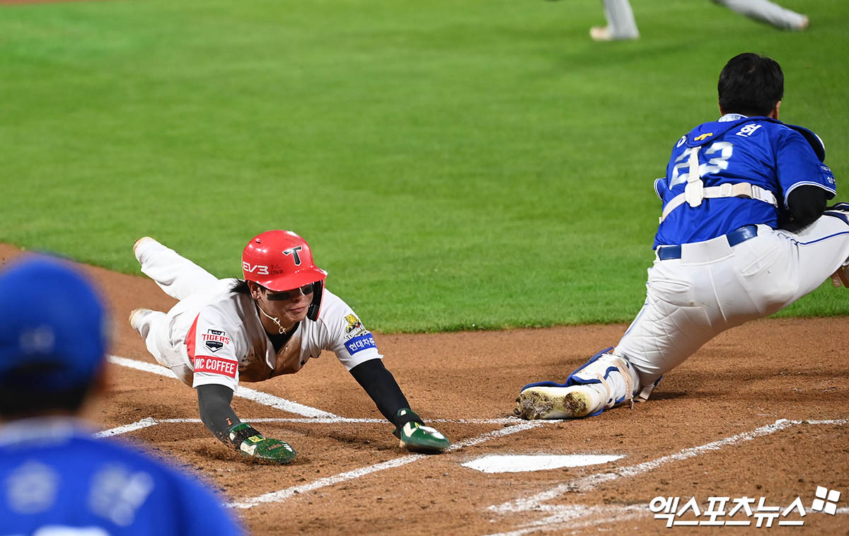 28일 오후 광주기아챔피언스필드에서 열린 '2024 신한 SOL Bank KBO 한국시리즈' 삼성 라이온즈와 KIA 타이거즈의 5차전 경기, 1회말 1사 1,3루 KIA 나성범의 1타점 희생플라이 때 3루주자 박찬호가 홈으로 쇄도하며 득점을 올리고 있다. 광주, 박지영 기자